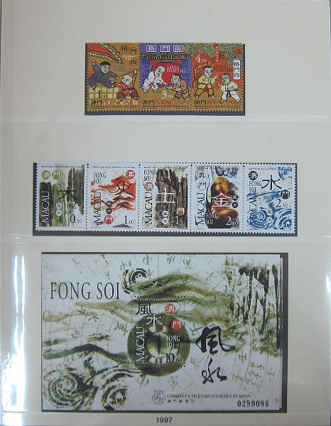 0263 (104).jpg -     Lote:    263      Colecção Especializada - Macau      Lotes Especiais       Descrição:      Macau   &mdash; Colecção montada em 3 álbuns quase completa do correio ordinário (faltam 13 selos) desde AF1 até AF1038 (1884/1999), sem correio aéreo, etiquetas, porteado, imposto postal e não emitidos. A colecção é composta por selos novos e usados indiferenciadamente, com séries mistas (novo/usado). Contém todos os blocos novos sem sinal de charneira incluindo 12 blocos Amizade Luso-Chinesa e 12 blocos Macau 1999 (CE BLC 1/76). Contém também as 50 folhas miniaturas novas sem sinal de charneira (FM 1/50). Valor total de catálogo Afinsa 2015 = &euro; 15.058,00, repartido por selos &euro; 12.382,00 + blocos &euro; 1.909,00 + Folhas Miniaturas &euro; 2.767,00. Duas folhas miniaturas com ligeiros pontos de óxido. Lote a ver.        Lote       Valor Base:     &euro; 5000,00     Valor Venda:     &euro;      